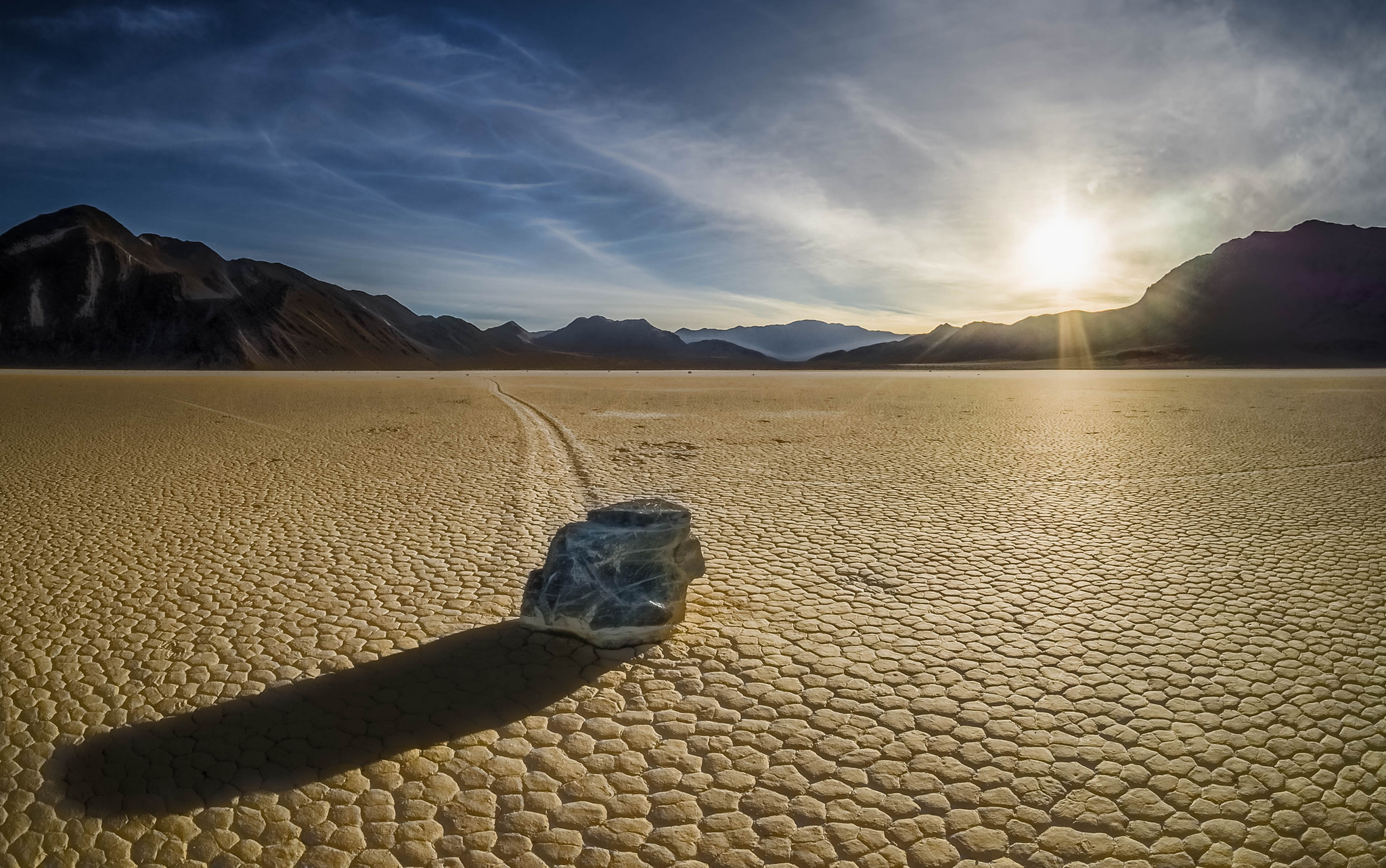 Desert better. Озеро Рейстрэк-Плайя Долина смерти. Рейстрек-Плайя, США. Озеро Рейстрек-Плайя в Калифорнии.. Долина движущихся камней. США..